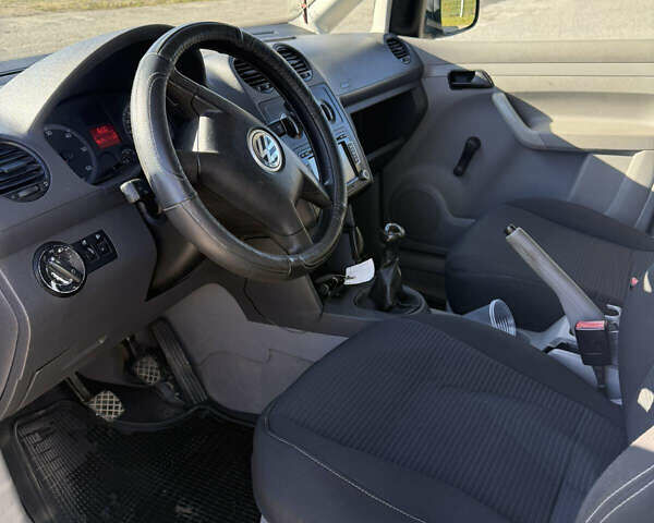 Серый Фольксваген Кадди, объемом двигателя 1.97 л и пробегом 286 тыс. км за 5200 $, фото 2 на Automoto.ua