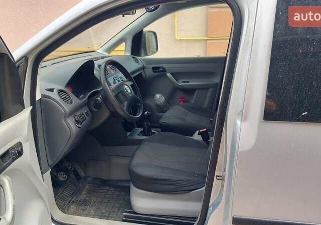 Серый Фольксваген Кадди, объемом двигателя 1.6 л и пробегом 275 тыс. км за 5500 $, фото 4 на Automoto.ua