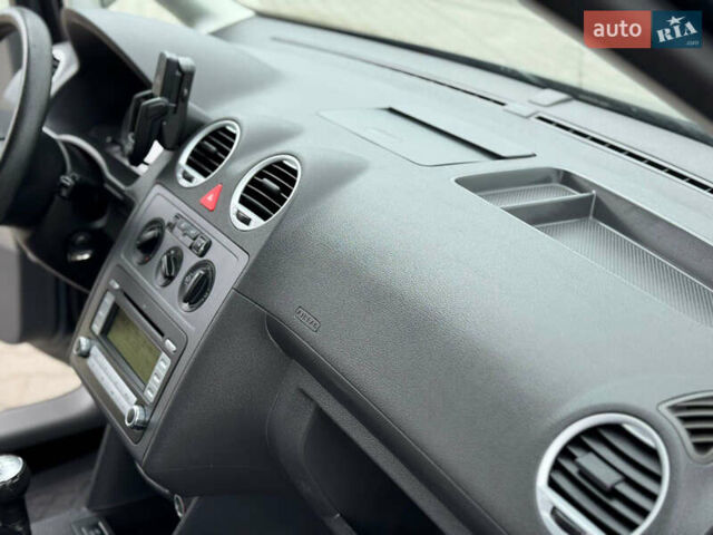 Серый Фольксваген Кадди, объемом двигателя 1.6 л и пробегом 259 тыс. км за 7900 $, фото 54 на Automoto.ua