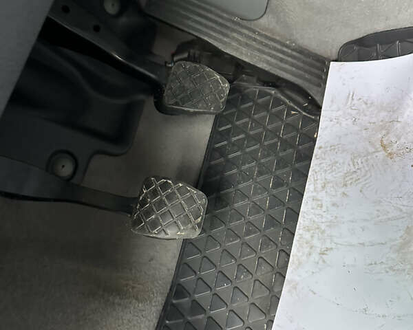 Серый Фольксваген Кадди, объемом двигателя 1.6 л и пробегом 230 тыс. км за 7270 $, фото 6 на Automoto.ua