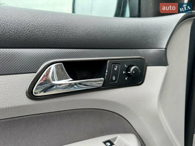 Серый Фольксваген Кадди, объемом двигателя 1.6 л и пробегом 259 тыс. км за 7900 $, фото 83 на Automoto.ua