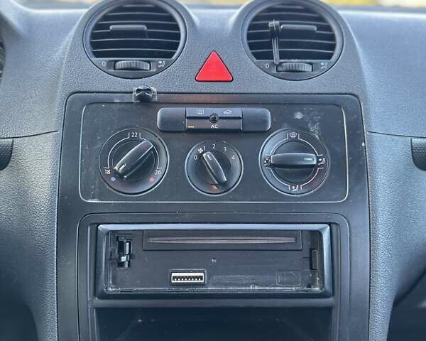 Серый Фольксваген Кадди, объемом двигателя 1.6 л и пробегом 317 тыс. км за 5700 $, фото 19 на Automoto.ua