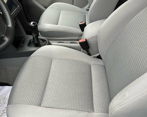 Серый Фольксваген Кадди, объемом двигателя 1.6 л и пробегом 230 тыс. км за 7270 $, фото 7 на Automoto.ua