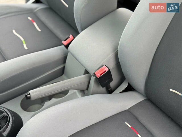 Серый Фольксваген Кадди, объемом двигателя 1.6 л и пробегом 259 тыс. км за 7900 $, фото 62 на Automoto.ua