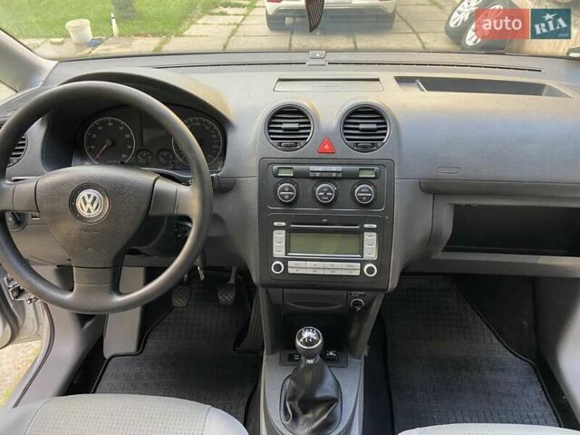 Сірий Фольксваген Кадді, об'ємом двигуна 1.6 л та пробігом 200 тис. км за 8000 $, фото 19 на Automoto.ua