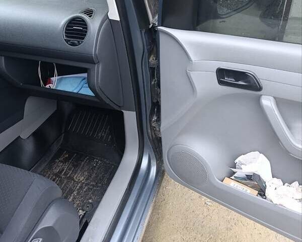 Сірий Фольксваген Кадді, об'ємом двигуна 1.9 л та пробігом 400 тис. км за 5100 $, фото 4 на Automoto.ua