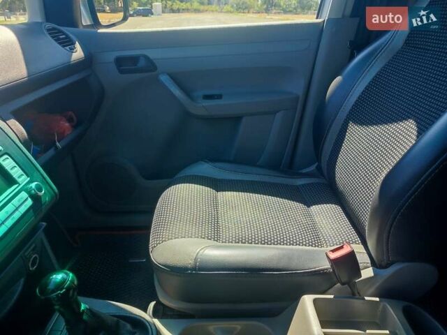 Серый Фольксваген Кадди, объемом двигателя 1.9 л и пробегом 320 тыс. км за 8200 $, фото 5 на Automoto.ua