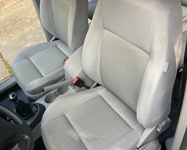 Сірий Фольксваген Кадді, об'ємом двигуна 1.6 л та пробігом 200 тис. км за 8000 $, фото 9 на Automoto.ua