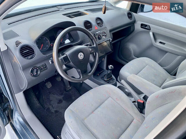 Серый Фольксваген Кадди, объемом двигателя 1.97 л и пробегом 306 тыс. км за 9000 $, фото 12 на Automoto.ua