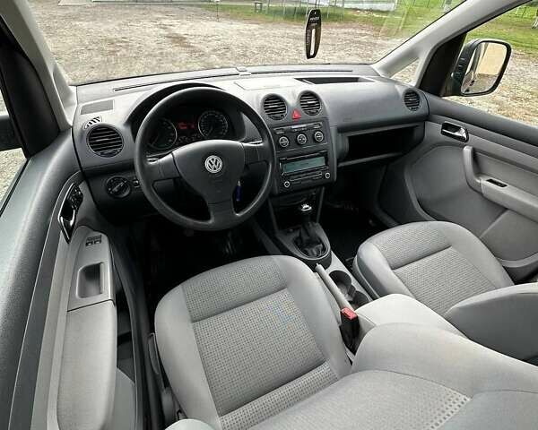 Серый Фольксваген Кадди, объемом двигателя 1.6 л и пробегом 194 тыс. км за 9000 $, фото 9 на Automoto.ua