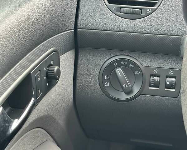 Серый Фольксваген Кадди, объемом двигателя 1.6 л и пробегом 194 тыс. км за 9000 $, фото 12 на Automoto.ua