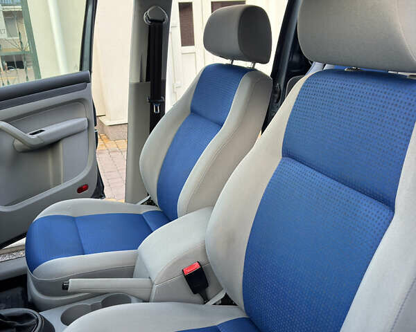 Серый Фольксваген Кадди, объемом двигателя 1.6 л и пробегом 208 тыс. км за 9599 $, фото 32 на Automoto.ua