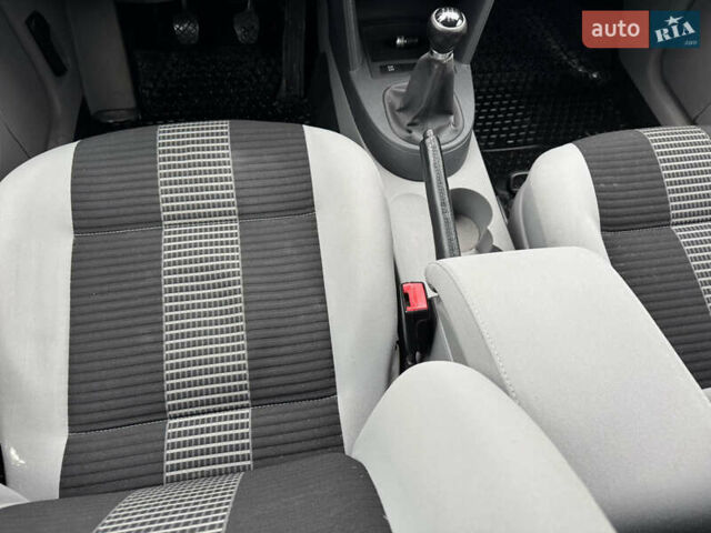 Сірий Фольксваген Кадді, об'ємом двигуна 0 л та пробігом 242 тис. км за 8400 $, фото 76 на Automoto.ua