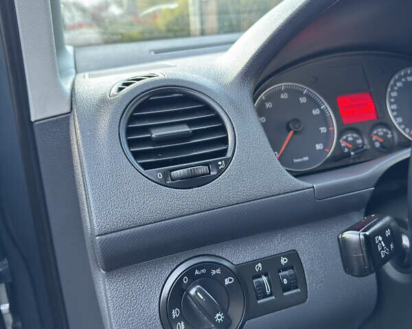 Серый Фольксваген Кадди, объемом двигателя 1.6 л и пробегом 208 тыс. км за 9599 $, фото 31 на Automoto.ua