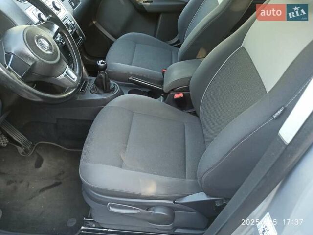 Серый Фольксваген Кадди, объемом двигателя 1.6 л и пробегом 255 тыс. км за 10000 $, фото 19 на Automoto.ua