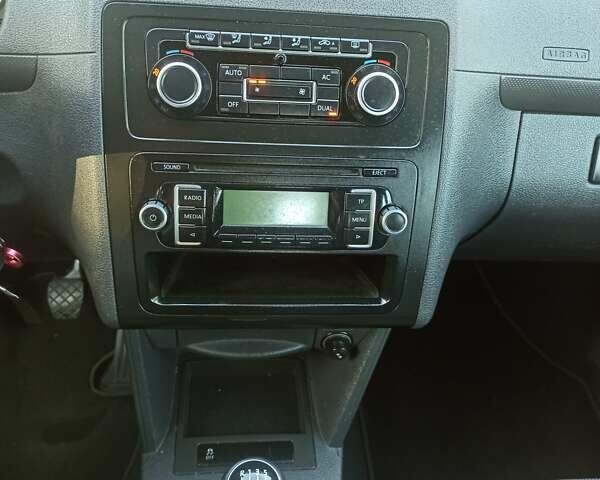 Серый Фольксваген Кадди, объемом двигателя 1.6 л и пробегом 255 тыс. км за 10000 $, фото 18 на Automoto.ua