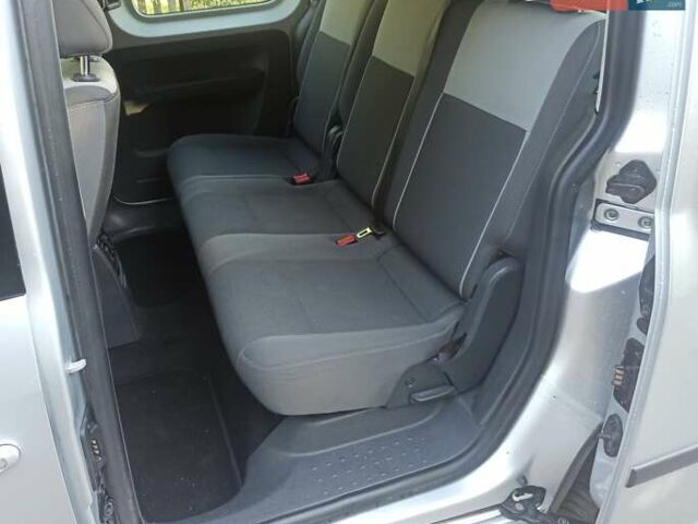 Серый Фольксваген Кадди, объемом двигателя 1.6 л и пробегом 255 тыс. км за 10000 $, фото 4 на Automoto.ua