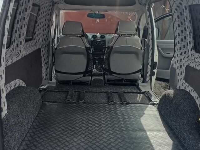 Серый Фольксваген Кадди, объемом двигателя 0 л и пробегом 260 тыс. км за 8000 $, фото 7 на Automoto.ua