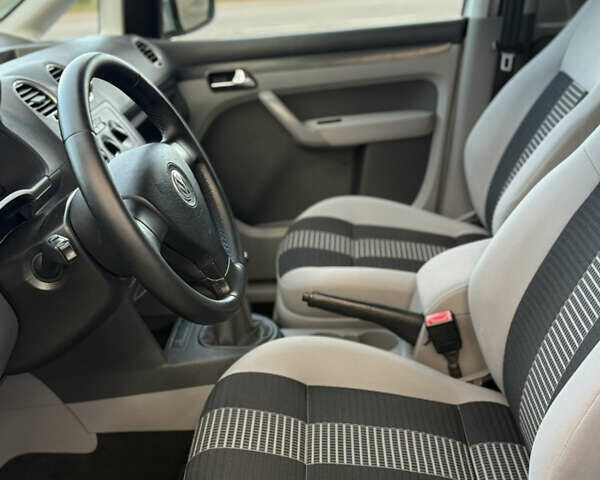 Серый Фольксваген Кадди, объемом двигателя 2 л и пробегом 174 тыс. км за 8300 $, фото 28 на Automoto.ua