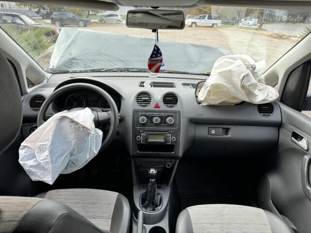 Серый Фольксваген Кадди, объемом двигателя 1.6 л и пробегом 280 тыс. км за 4000 $, фото 2 на Automoto.ua