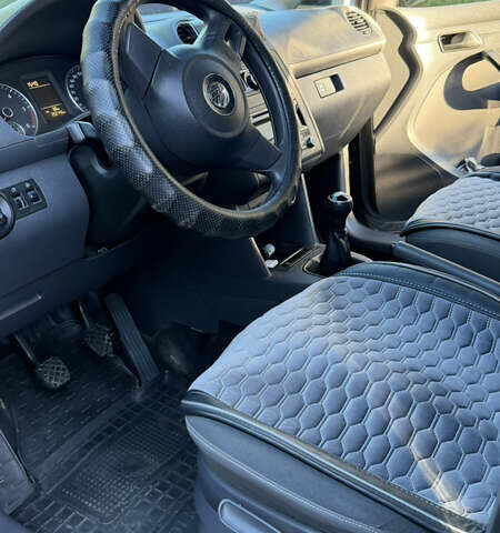 Серый Фольксваген Кадди, объемом двигателя 1.6 л и пробегом 252 тыс. км за 12000 $, фото 6 на Automoto.ua