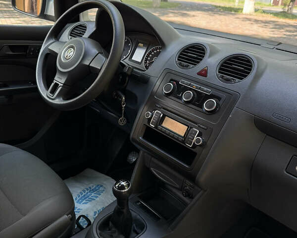 Серый Фольксваген Кадди, объемом двигателя 1.6 л и пробегом 218 тыс. км за 9950 $, фото 34 на Automoto.ua