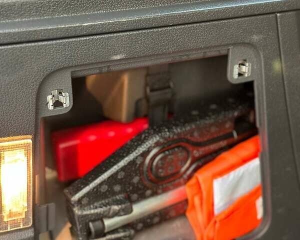 Серый Фольксваген Кадди, объемом двигателя 1.6 л и пробегом 268 тыс. км за 12400 $, фото 29 на Automoto.ua