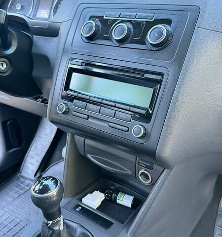 Серый Фольксваген Кадди, объемом двигателя 1.6 л и пробегом 252 тыс. км за 12000 $, фото 3 на Automoto.ua