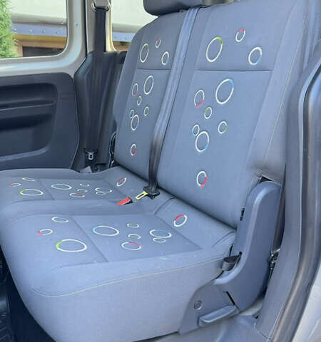 Серый Фольксваген Кадди, объемом двигателя 1.6 л и пробегом 252 тыс. км за 12000 $, фото 5 на Automoto.ua