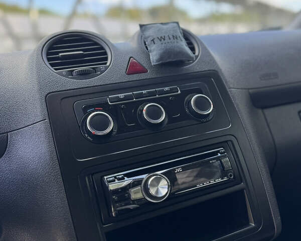 Серый Фольксваген Кадди, объемом двигателя 2 л и пробегом 385 тыс. км за 11200 $, фото 17 на Automoto.ua