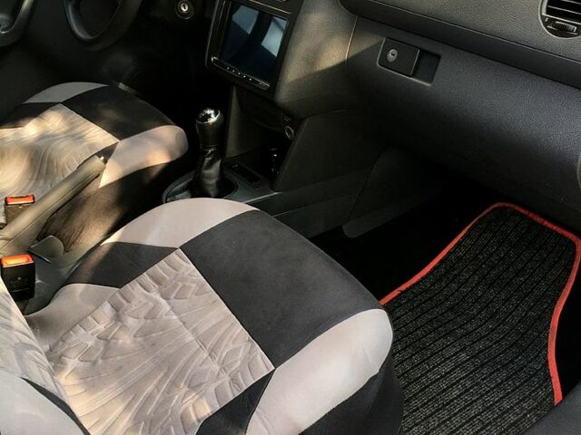 Серый Фольксваген Кадди, объемом двигателя 1.2 л и пробегом 310 тыс. км за 6000 $, фото 2 на Automoto.ua