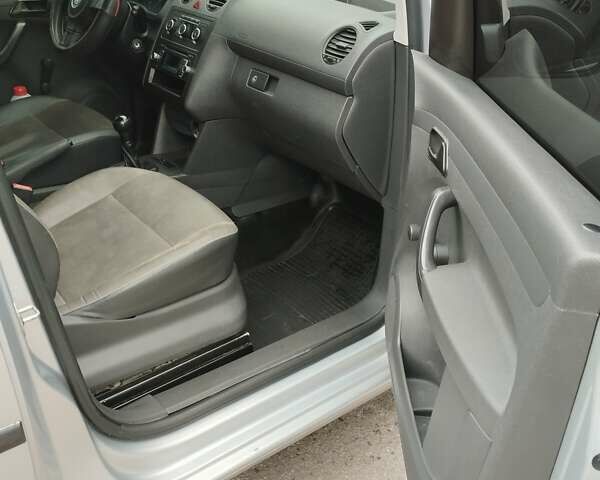 Сірий Фольксваген Кадді, об'ємом двигуна 1.6 л та пробігом 388 тис. км за 10800 $, фото 16 на Automoto.ua