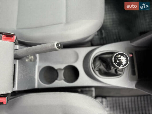 Серый Фольксваген Кадди, объемом двигателя 1.6 л и пробегом 224 тыс. км за 12700 $, фото 40 на Automoto.ua