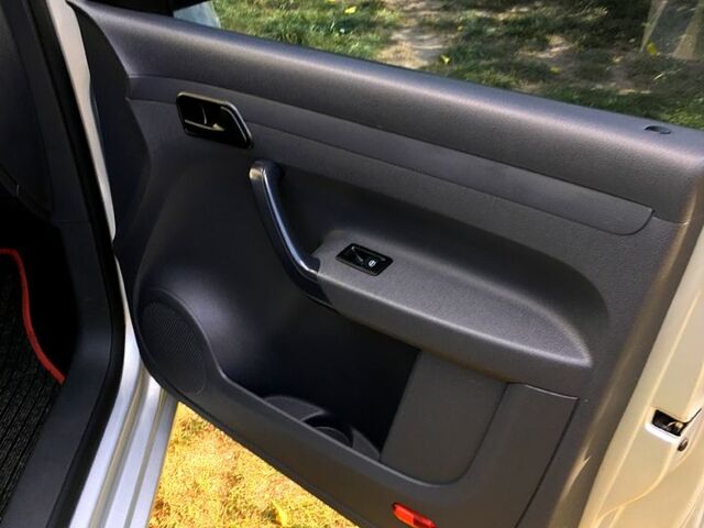 Серый Фольксваген Кадди, объемом двигателя 1.2 л и пробегом 310 тыс. км за 6000 $, фото 5 на Automoto.ua