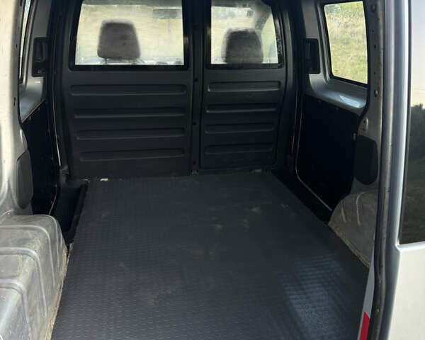 Серый Фольксваген Кадди, объемом двигателя 1.6 л и пробегом 282 тыс. км за 6700 $, фото 7 на Automoto.ua