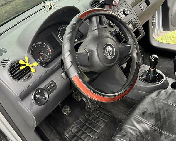 Серый Фольксваген Кадди, объемом двигателя 1.2 л и пробегом 241 тыс. км за 7100 $, фото 2 на Automoto.ua