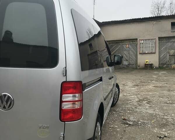 Серый Фольксваген Кадди, объемом двигателя 1.6 л и пробегом 325 тыс. км за 9800 $, фото 3 на Automoto.ua