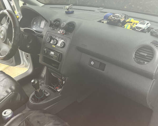 Серый Фольксваген Кадди, объемом двигателя 1.2 л и пробегом 241 тыс. км за 7100 $, фото 6 на Automoto.ua