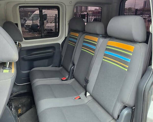 Сірий Фольксваген Кадді, об'ємом двигуна 1.6 л та пробігом 320 тис. км за 10000 $, фото 4 на Automoto.ua