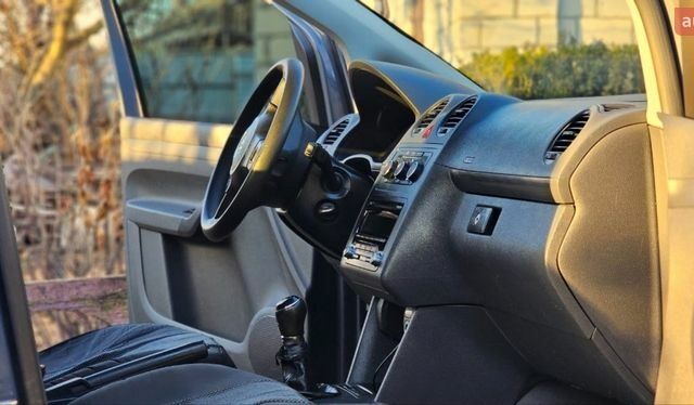 Сірий Фольксваген Кадді, об'ємом двигуна 2 л та пробігом 222 тис. км за 13000 $, фото 5 на Automoto.ua