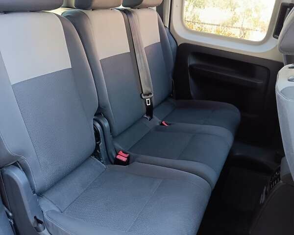 Серый Фольксваген Кадди, объемом двигателя 1.6 л и пробегом 280 тыс. км за 10000 $, фото 1 на Automoto.ua