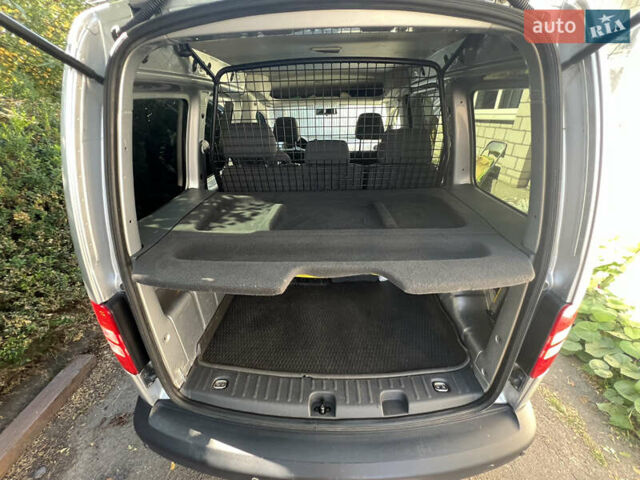 Серый Фольксваген Кадди, объемом двигателя 1.6 л и пробегом 222 тыс. км за 10000 $, фото 10 на Automoto.ua