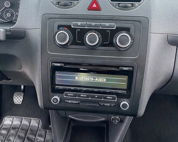 Серый Фольксваген Кадди, объемом двигателя 1.6 л и пробегом 296 тыс. км за 12300 $, фото 25 на Automoto.ua