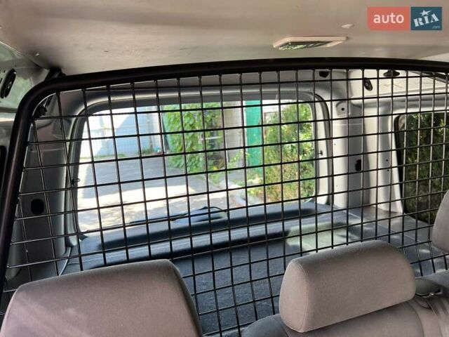 Серый Фольксваген Кадди, объемом двигателя 1.6 л и пробегом 222 тыс. км за 10000 $, фото 7 на Automoto.ua