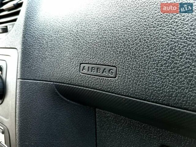 Серый Фольксваген Кадди, объемом двигателя 1.6 л и пробегом 248 тыс. км за 13700 $, фото 59 на Automoto.ua