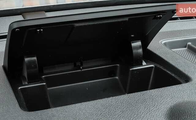 Серый Фольксваген Кадди, объемом двигателя 1.6 л и пробегом 248 тыс. км за 13700 $, фото 58 на Automoto.ua