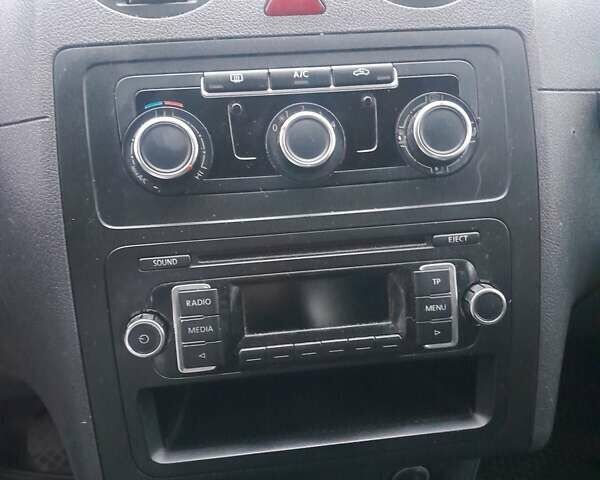 Серый Фольксваген Кадди, объемом двигателя 1.6 л и пробегом 298 тыс. км за 12500 $, фото 24 на Automoto.ua