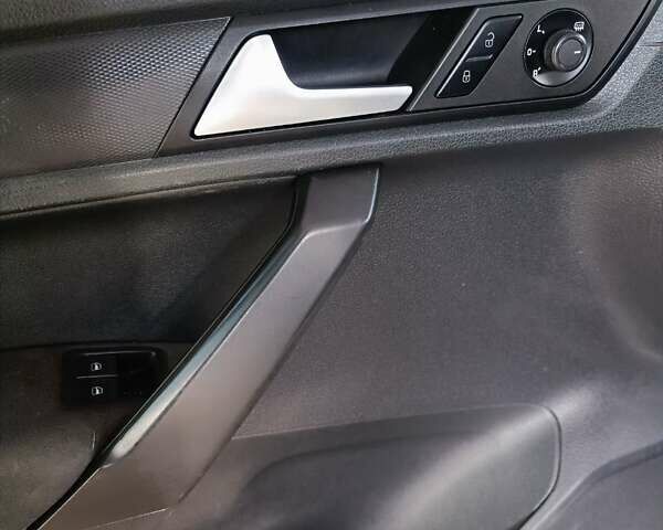 Серый Фольксваген Кадди, объемом двигателя 1.97 л и пробегом 260 тыс. км за 15000 $, фото 13 на Automoto.ua