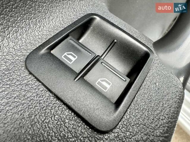 Серый Фольксваген Кадди, объемом двигателя 1.97 л и пробегом 230 тыс. км за 10800 $, фото 45 на Automoto.ua