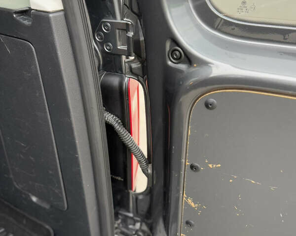 Серый Фольксваген Кадди, объемом двигателя 2 л и пробегом 187 тыс. км за 17900 $, фото 93 на Automoto.ua